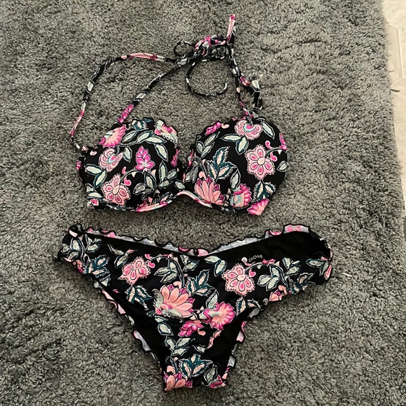 Bikini - Picture 1 of 2